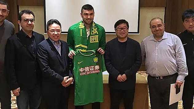 Burak Yılmaz Beijing Guoan formasıyla poz verdi