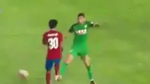 Burak Yılmaz rakibiyle kavga etti
