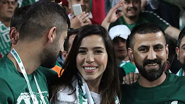 Burcu Güneş maçı Konyaspor taraftarıyla izledi