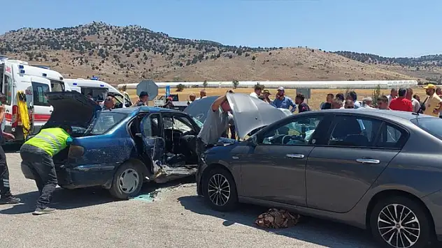 Burdur'da iki otomobilin çarpıştığı kazada 1 kişi öldü, 9 kişi yaralandı
