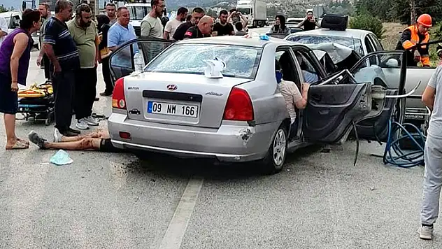 Burdur'da iki otomobilin kafa kafaya çarpıştığı kazada 2 ölü, 8 yaralı
