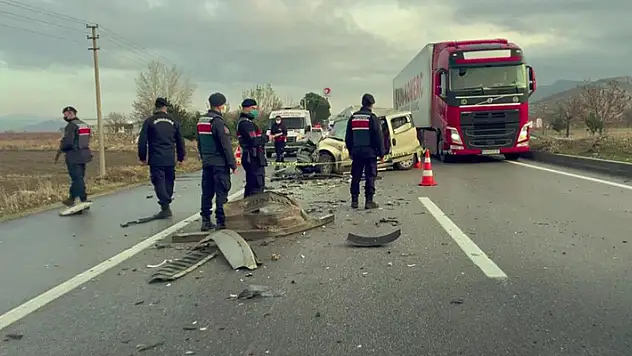 Burdur'da kahreden kaza: Tıra arakadan çarpan hafif ticari araç 4 kişiye mezar oldu
