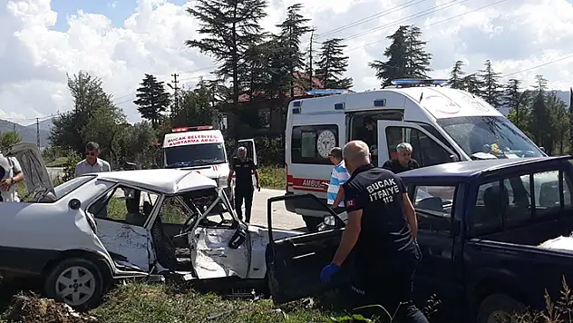 Burdur'da kamyonet ile çarpışan Tofaş hurdaya döndü: 1'i ağır 3 yaralı
