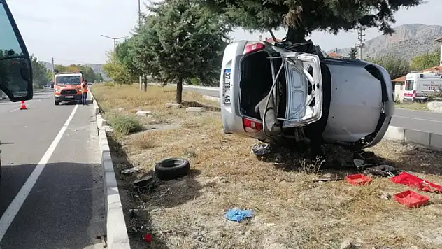 Burdur'da otomobil ağaca saplandı: Baba oğul hayatını kaybetti
