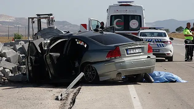Burdur'da otomobil, refüj yapımı için bırakılan bordür taşı yığınına çarptı: 2 ölü, 1 yaralı
