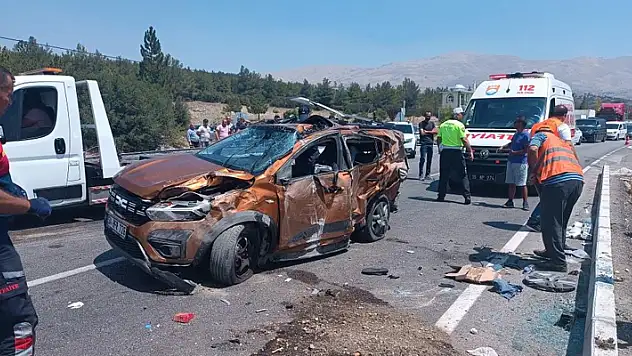 Burdur'da otomobiller çarpıştı, takla atan araçtaki 2 kişi yaralandı
