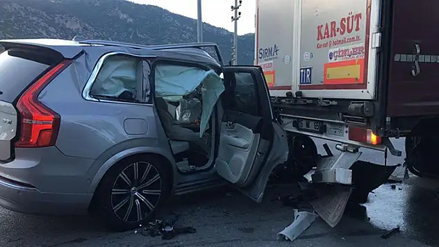 Burdur'da trafik kazası geçiren şarkıcı Tan Taşçı ve yanındaki iki kişi yaralandı
