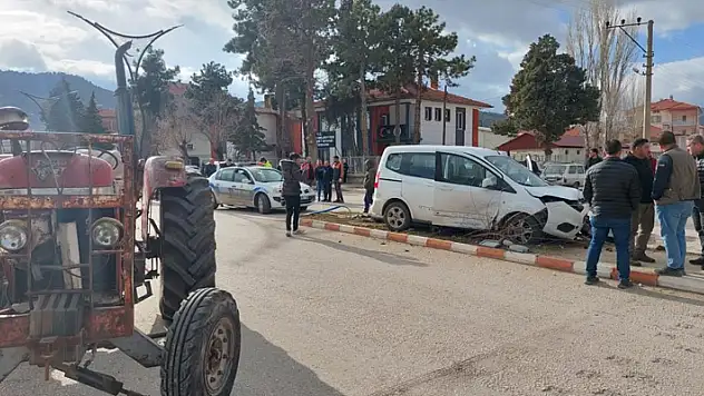 Burdur'da traktör ile hafif ticari araç çarpıştı: 1 yaralı
