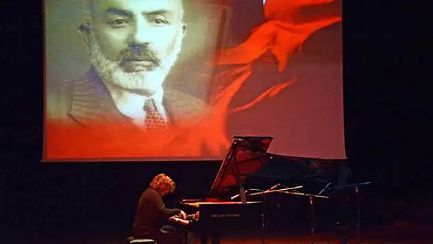 Burdur'da Tuluyhan Uğurlu konseri
