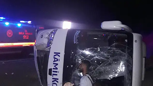 Burdur'da yolcu otobüsü virajda devrildi: 13 yaralı
