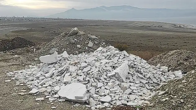 Burdur Gölü kenarına yine moloz ve atık döktüler
