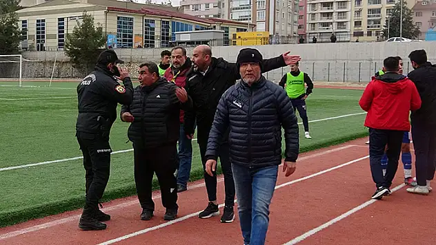 Burdur-Sarayönü Bel. maçında saha karıştı