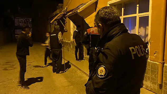 Burdur'da çıkan kavgada bir genç üvey babasını bıçakla yaraladı
