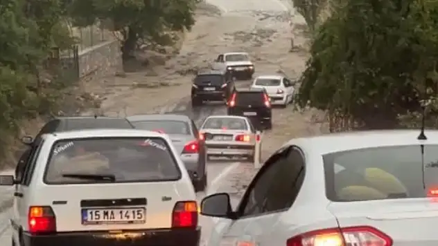 Burdur'da etkili olan sağanak yağış nedeniyle yollar göle döndü
