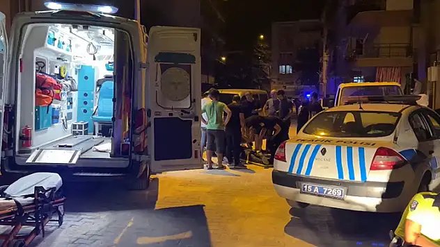 Burdur'da gürültü tartışması kavgaya döndü, 2 kişi bıçaklandı
