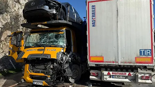 Burdur'da iki tır kafa kafaya çarpıştı: 1'i ağır 2 yaralı