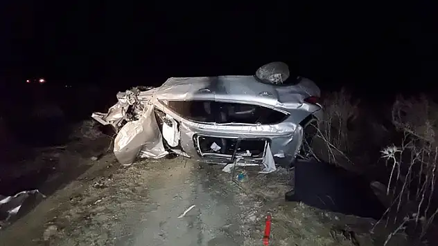 Burdur'da kontrolden çıkan otomobil şarampole devrildi: 2 ölü, 1 ağır yaralı
