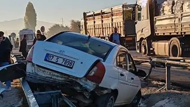 Burdur'da kontrolden çıkan otomobile refüje çıktı, 6 yaralı
