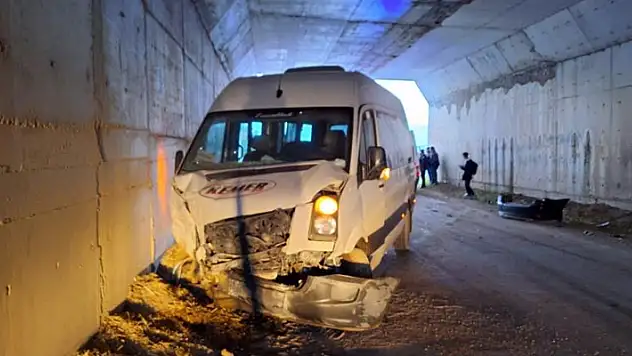 Burdur'da öğrenci servisi ile otomobil çarpıştı 14 yaralı
