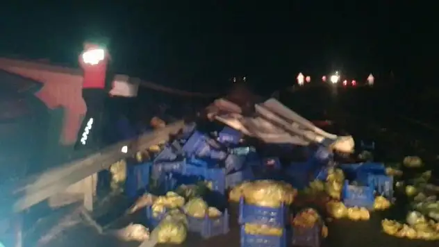Burdur'da sebze yüklü tır devrildi: 3 yaralı
