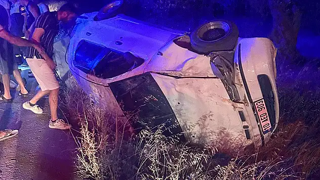 Burhaniye'de otomobil tek taraflı kazaya karıştı: 3 kişi yaralandı