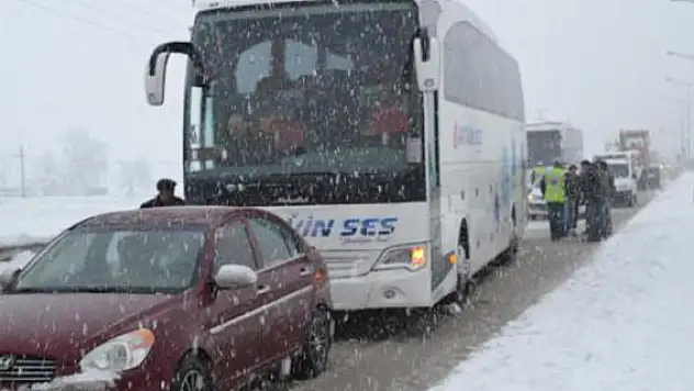 Bursa Ankara yolu tır kayması sonucu kapandı
