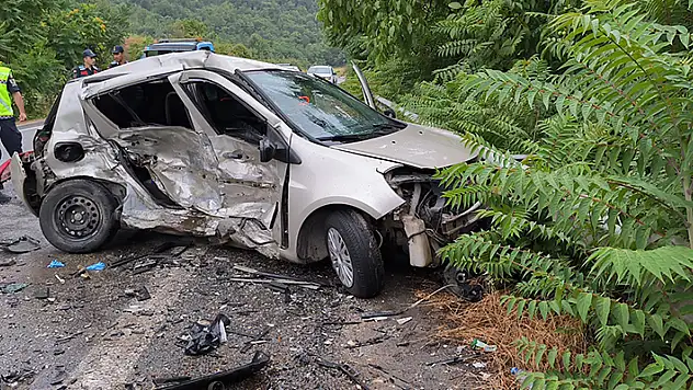 Bursa'da 2 otomobil çarpıştı: 1 ölü, 3 yaralı
