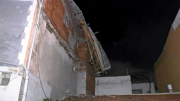 Bursa'da 3 katlı binanın çatısı müstakil evin üstüne düştü

