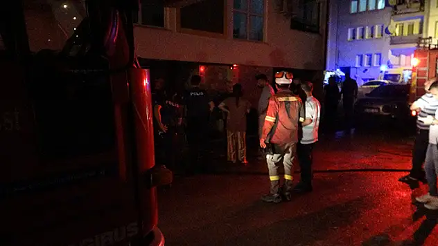 Bursa'da 4 katlı binada çıkan yangında 7 kişi dumandan etkilendi
