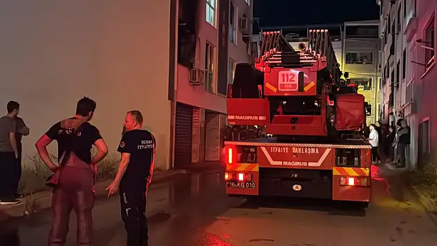 Bursa'da 4 katlı binada yangın: 7 kişi dumandan etkilendi

