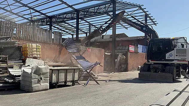 Bursa'da 5 kaçak yapı yıkıldı
