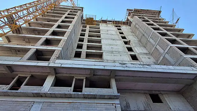 Bursa'da 8'inci kattan düşen inşaat işçisi öldü
