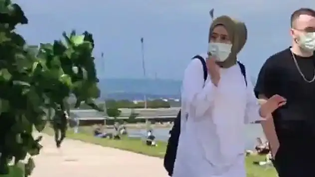 Bursa'da ağaçtan adam hem güldürdü, hem korkuttu

