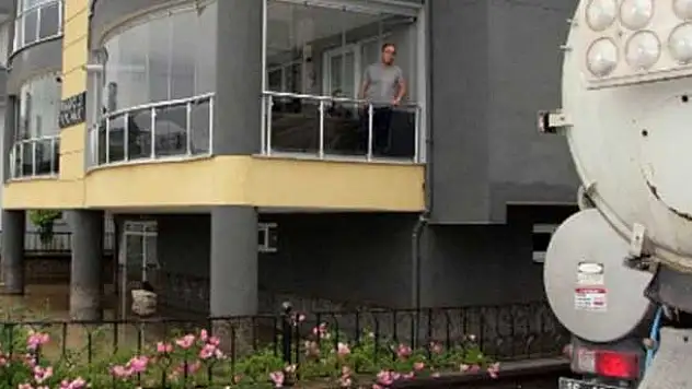 Bursa'da apartmanı su bastı, vatandaşlar 18 saattir kurtarılmayı bekliyor