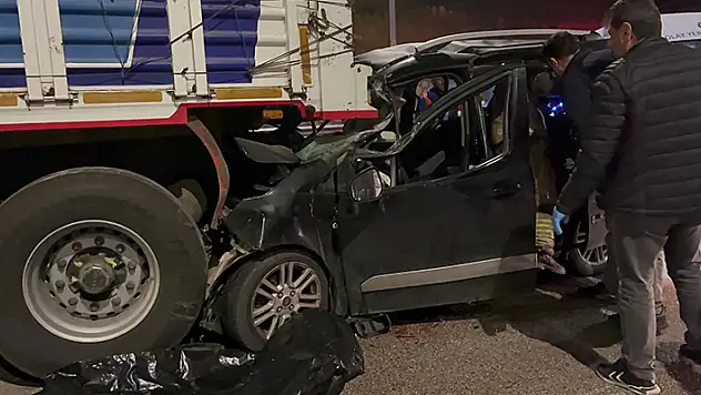 Bursa'da arıza yapınca yolda duran tıra hafif ticari araç çarptı: 1 ölü
