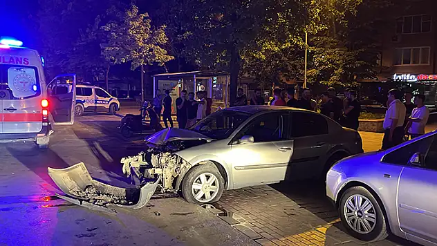 Bursa'da, aydınlatma direğine çarpan otomobildeki 5 kişi yaralandı
