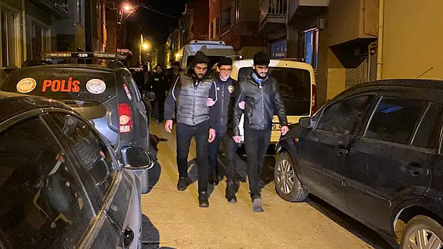 Bursa'da bir apartmana yapılan baskında 37 kaçak yakalandı

