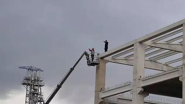 Bursa'da bir işçi, tazminatını vinç ile alıp yırtıp attı
