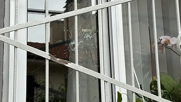 Bursa'da bir kişi boşanma aşamasındaki eşinin evini kurşunladı
