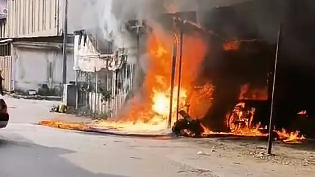 Bursa'da büfede çıkan yangın bitişikteki mobilya imalathanesine sıçradı: 1 yaralı 
