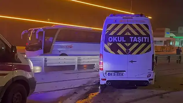 Bursa'da cipe çarpan servis minibüsü, tramvay hattına girdi: 8 yaralı
