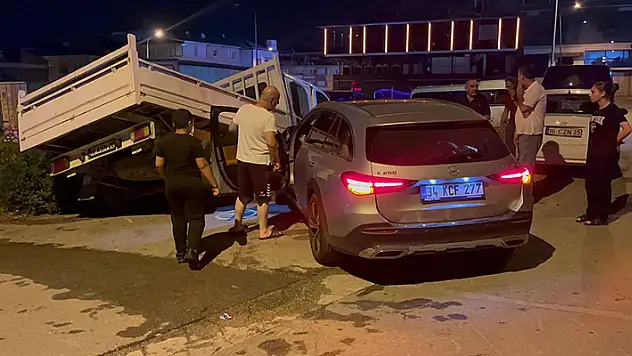 Bursa'da demir korkuluk ve park halindeki kamyonete çarpan otomobildeki 3 kişi yaralandı
