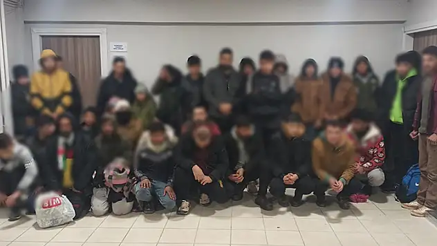 Bursa'da durdurulan 2 minibüste, 2'si organizatör 47 kaçak göçmen yakalandı

