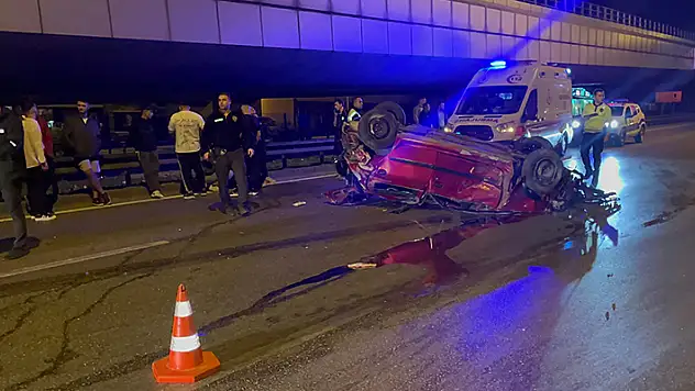 Bursa'da, ehliyetsiz sürücünün kullandığı otomobil kaldırıma daldı: 4 yaralı
