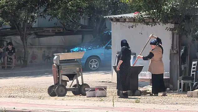 Bursa'da  elini salça makinesine kaptıran çocuk yaralandı

