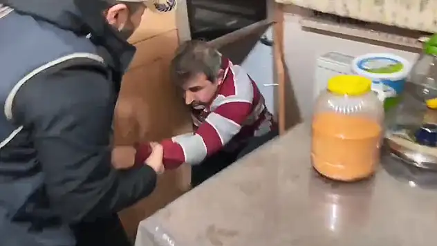 Bursa'da, firari FETÖ'cü mutfak dolabında saklanırken yakalandı

