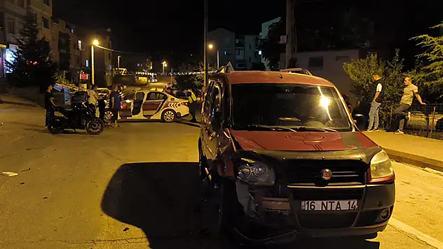 Bursa'da hafif ticari araçla çarpışan motosikletteki 2 kişi yaralandı
