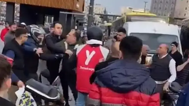 Bursa'da halk otobüsü ile motosiklet sürücüsünün yumruklu kavgası kamerada
