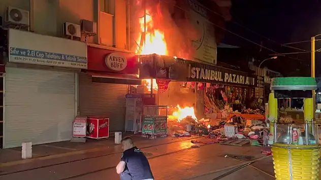 Bursa'da hediyelik eşya mağazası alev alev yandı: Havai fişekler pe peşe böyle patladı

