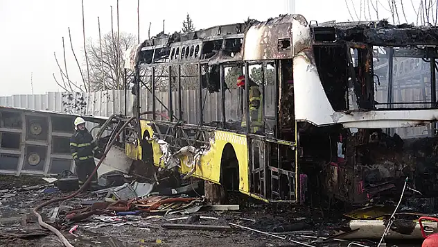 Bursa'da hurdalıkta çıkan yangında 6 otobüs alev alev yandı
